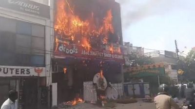 Lucknow Aliganj Coaching Fire: लखनऊ की कोचिंग कैसे बनी आग का गोला? 4 की मौत-12 फंसे, छत से कूदे छात्र