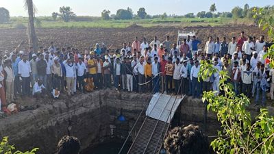 चीखों से गूंज उठा सोलापुर, श्रद्धालुओं से भरी पिकअप कुएं में गिरी, 8 लोगों की दर्दनाक मौत