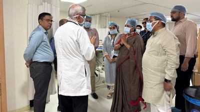 Malviya Nagar Fire: मृतकों के परिवार को ₹10 लाख, घायल को ₹5 लाख, पीड़ितों से मिलने अस्पताल भी पहुंचीं CM रेखा