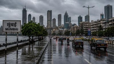 Mumbai Weather: मुंबई में 40km की रफ्तार से चलेगी तेज हवाएं, होगी तेज बारिश, IMD ने जारी किया येलो अलर्ट