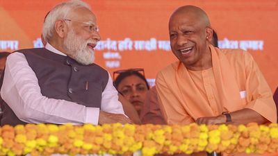 CM Yogi Birthday: 22 की उम्र में संन्यास, अब कितने साल के हुए योगी? PM का 'बुलडोजर बाबा' को बड़ा संदेश