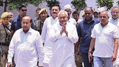 JDU दफ्तर में नीतीश कुमार का सरप्राइज विजिट, दफ्तर से गायब मिले मंत्री और बेटा निशांत, खुद सुनीं फरियादें