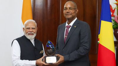 PM Modi Seychelles Visit: पीएम मोदी को एक और बड़ा अवार्ड, सेशेल्स ने 'सर्वोच्च नागरिक सम्मान' से किया सम्मानित