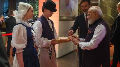 PM Modi Slovakia Visit: स्लोवाकिया में PM मोदी का 'नमक-रोटी' से क्यों हुआ स्वागत? अनोखे परंपरा का वीडियो वायरल