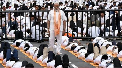 International Yoga Day 2026: बंगाल में PM Modi ने काेच बनकर सिखाया योगा, बोले- उम्र बढ़े, लेकिन क्षमता कम न हो