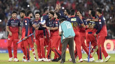 RCB के इस स्टार खिलाड़ी पर गिरी गाज! फाइनल में अंपायर के साथ की शर्मनाक हरकत, लगा बैन? 
