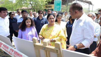 रेखा गुप्ता का अचानक छापा! परिवहन दफ्तरों में हड़कंप, CM बोलीं- लापरवाही नहीं चलेगी, हर अफसर होगा जवाबदेह