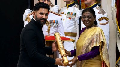 Rohit Sharma: रोहित शर्मा को मिली पद्म श्री सम्मान, राष्ट्रपति भवन में पत्नी रितिका भी रहीं मौजूद