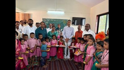 सातारा में अनोखा स्कूल प्रवेशोत्सव: बैलगाड़ी में बैठकर स्कूल पहुंचे नन्हे छात्र, मंत्री शंभूराज देसाई बने सारथी