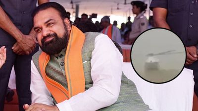 Bihar News: CM सम्राट चौधरी के हेलीकॉप्टर लैंडिंग के दौरान उड़ी 'धूल', बक्सर के बड़े अधिकारी सस्पेंड