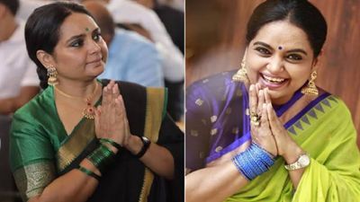 50 साल की फेमस एक्ट्रेस के पिता ने जुड़वा बहनों से कर ली शादी, BJP की महिला नेता को नहीं पता कौन हैं मां?