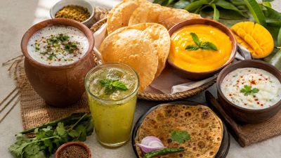 जून की तपती गर्मी में खुद को कैस रखें ठंडा? ये 5 देसी डिशेज और ड्रिंक्स बनेंगी आपकी समर लाइफलाइन