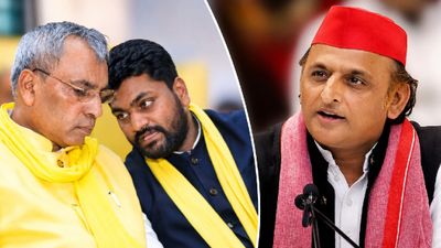 UP Chunav 2027: OP Rajbhar की सुभासपा का SP में विलय तय? बेटे Arun की Akhilesh Yadav से मुलाकात के क्या मायने?