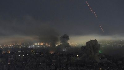 US Iran Airstrikes: अमेरिका-ईरान में टूटा सीजफायर, ट्रंप ने तेहरान के मिसाइल और ड्रोन ठिकानों को बनाया निशाना