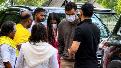 IPL 2026 की खिताबी जीत के बाद वृंदावन में दिखे विराट-अनुष्का, वायरल हुआ प्रेमानंद महाराज संग मुलाकात का वीडियो