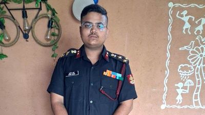 दो NSG कमांडो और VIP ठाठ-बाट! कौन है Aryan Verma जो सेना का अफसर बनकर घूम रहा था? ऐसे खुली पोल