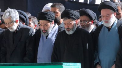 Ali Khamenei funeral: अली खामेनेई की आखिरी विदाई में रो पड़े तीनों बेटे, लेकिन जनाजे से क्यों गायब रहे मोजतबा?