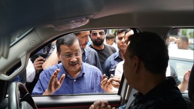 E20 पर केजरीवाल का हमला, पेट्रोल पंप पहुंचकर खुद की पड़ताल, बोले-'माइलेज घटा, गाड़ियों में आ रही दिक्कतें'