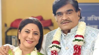 78 की उम्र में फिर दूल्हा बने ये फेमस एक्टर! जश्न में पत्नी भी रहीं मौजूद, वायरल फोटोज देख लोग हुए हैरान