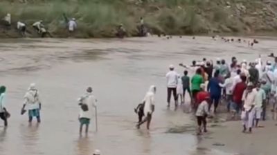 सीतामढ़ी में 40 लोगों से भरी नाव बागमती नदी में पलटी, ग्रामीणों ने देवदूत बनकर बचाई सबकी जान