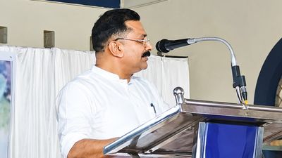 स्टूडेंड का स्टेज पर खींचा कान, लगाई डांट, कौन हैं ये पूर्व शिक्षा मंत्री? वीडियो देख CPCR ने केस किया दर्ज
