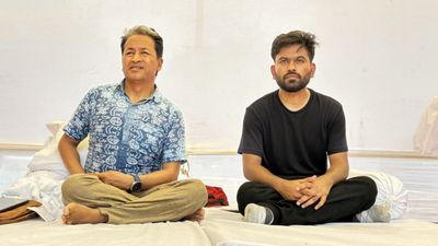 CJP Protest: सोनम वांगचुक अनशन पर, उधर ब्रेड पकोड़ा खाते दिखे अभिजीत दीपके,Viral Video पर मचा बवाल
