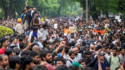 118 पुलिस घायल, 20 गाड़ी टूटीं, 70 हिरासत में: CJP के संसद मार्च के पहले दिन क्या हुआ? आज फिर होगा पैदल मार्च