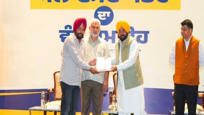 '40 लाख परिवारों को मुफ्त गेहूं', मुख्यमंत्री मान ने राशन डिपो धारकों को लाइसेंस सौंपे
