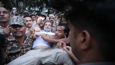 Delhi CJP Protest: राहुल गांधी को टांग कर ले गई दिल्ली पुलिस, अखिलेश यादव भी हिरासत में