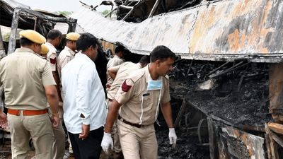 दिल्ली-मुंबई एक्सप्रेसवे पर भीषण हादसा, ट्रेलर से टकराकर धू-धू कर जली बस, 7 यात्रियों की मौत, 22 घायल