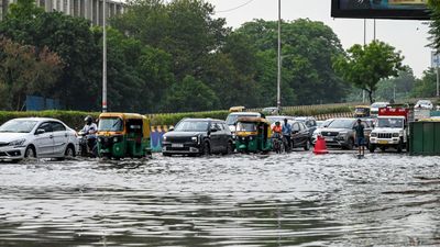 Delhi Rain: दिल्ली से गुरुग्राम तक बारिश, IMD ने जारी किया Red Alert, घर से निकलने से पहले पढ़ लें चेतावनी