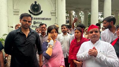 Dimple Yadav Detained: CJP प्रोटेस्ट में डिंपल के हाथ में चोट? पुलिस कस्टडी में? Rinku Singh की मंगेतर भी साथ?