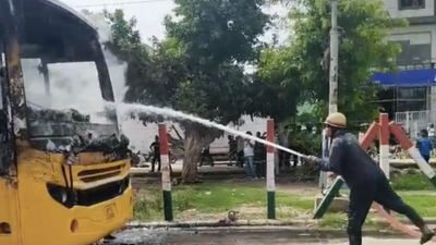 Ghaziabad School Bus Fire: धू-धू कर जलने लगी चलती स्कूल बस, कैसे लगी DPS की बस में आग?
