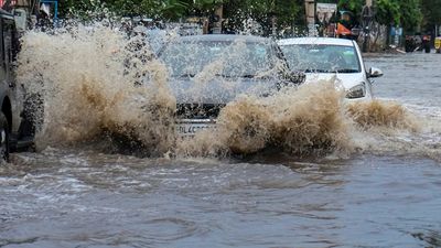 Gurugram Rain: गुरुग्राम में पहली तेज बारिश ने खोली सिस्टम की पोल! तैरने लगीं महंगी गाड़ियां, धंस गई VVIP सड़क