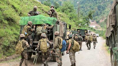 Jammu Kashmir: अमरनाथ यात्रा के बीच सेना को बड़ी कामयाबी, भारी मात्रा में हथियार और गोला-बारूद बरामद
