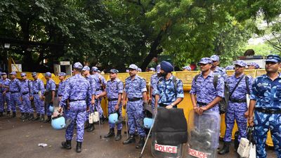बंगाल से एयरलिफ्ट हुए CRPF के 2000 कमांडो, 30 कंपनियां पहले से तैनात, क्या जंतर-मंतर खाली कराने की है तैयारी