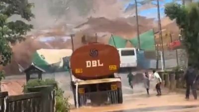 Wayanad landslide: भयानक लैंडस्लाइड के बाद गाड़ियों के साथ मलबे में बहे लोग, देखें दिल दहला देने वाला Video