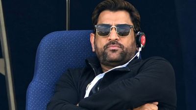 भारत-इंग्लैंड मैच में धोनी ने कानों में कौन सी मशीन पहनी? क्या है यह डिवाइस और कितनी है कीमत?