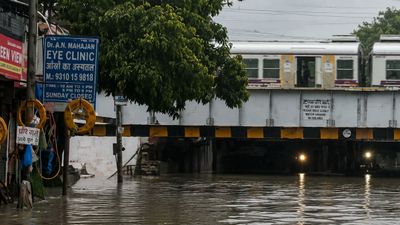 Mumbai Rains: मूसलाधार बारिश और हाई टाइड ने मचाई तबाही, IMD के रेड अलर्ट के बीच जानें Local train की स्थिति