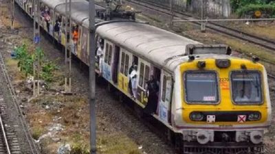 मुंबई में मूसलाधार बारिश का कहर: वसई-नालासोपारा के बीच जलभराव से लोकल ट्रेन सेवा ठप