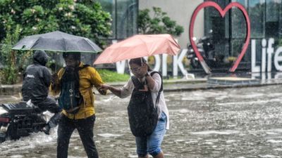 Mumbai Weather: अगले 24 घंटे बेहद भारी! मुंबई में रेड अलर्ट, भारी बारिश और हाई टाइड से बढ़ेगी मुश्किलें
