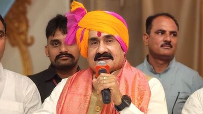 900 ग्राम सोना, 23 एकड़ जमीन और रिवाल्वर! कितनी है नरोत्तम मिश्रा की नेटवर्थ? पत्नी के पास 3 करोड़ का बंगला