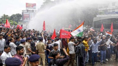 Patna Protest: दिल्ली के बाद पटना में पेपर लीक पर बवाल! छात्रों और पुलिस के बीच हिंसक झड़प, पथराव-लाठीचार्ज