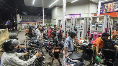 Petrol Diesel Price: गाड़ी की टंकी फुल करने से पहले जान लें आज देश में कितने में मिल रहा है पेट्रोल डीजल?