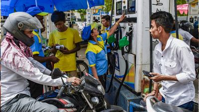 Petrol Diesel Price: देश में आज कितना सस्ता-महंगा है पेट्रोल और डीजल के दाम? चेक करें अपने शहर का ताजा रेट