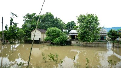Assam Floods: असम में बाढ़ का तांडव, ब्रह्मपुत्र नदी उफान पर, गुवाहाटी समेत कई जिलों में हाई अलर्ट जारी