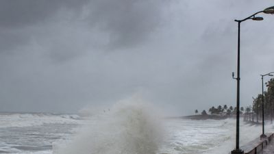 Karnataka में अगले तीन दिन भारी बारिश का खतरा, IMD का रेड और ऑरेंज अलर्ट जारी, बेंगलुरू में कैसा रहेगा मौसम?