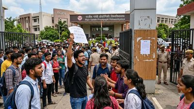 RGPV में बड़ी लापरवाही! परीक्षा से ठीक पहले गायब हुआ क्वेश्चन पेपर, भड़के छात्रों ने कैंपस में काटा बवाल