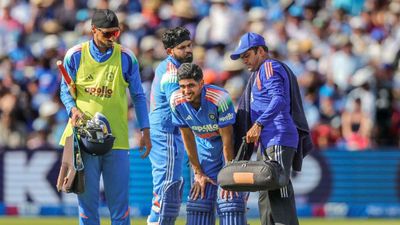 शुभमन गिल के खेलने पर संकट के बादल, BCCI की चुप्पी से गहराया शक, दूसरे ODI से बाहर हुए तो कौन होगा कप्तान?