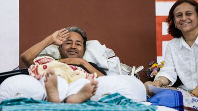 'तो खत्म कर दूंगा अनशन', सोनम वांगचुक ने टीशू पेपर पर लिखकर भेजा मैसेज, गैर-कानूनी नजरबंद करने का लगाया आरोप